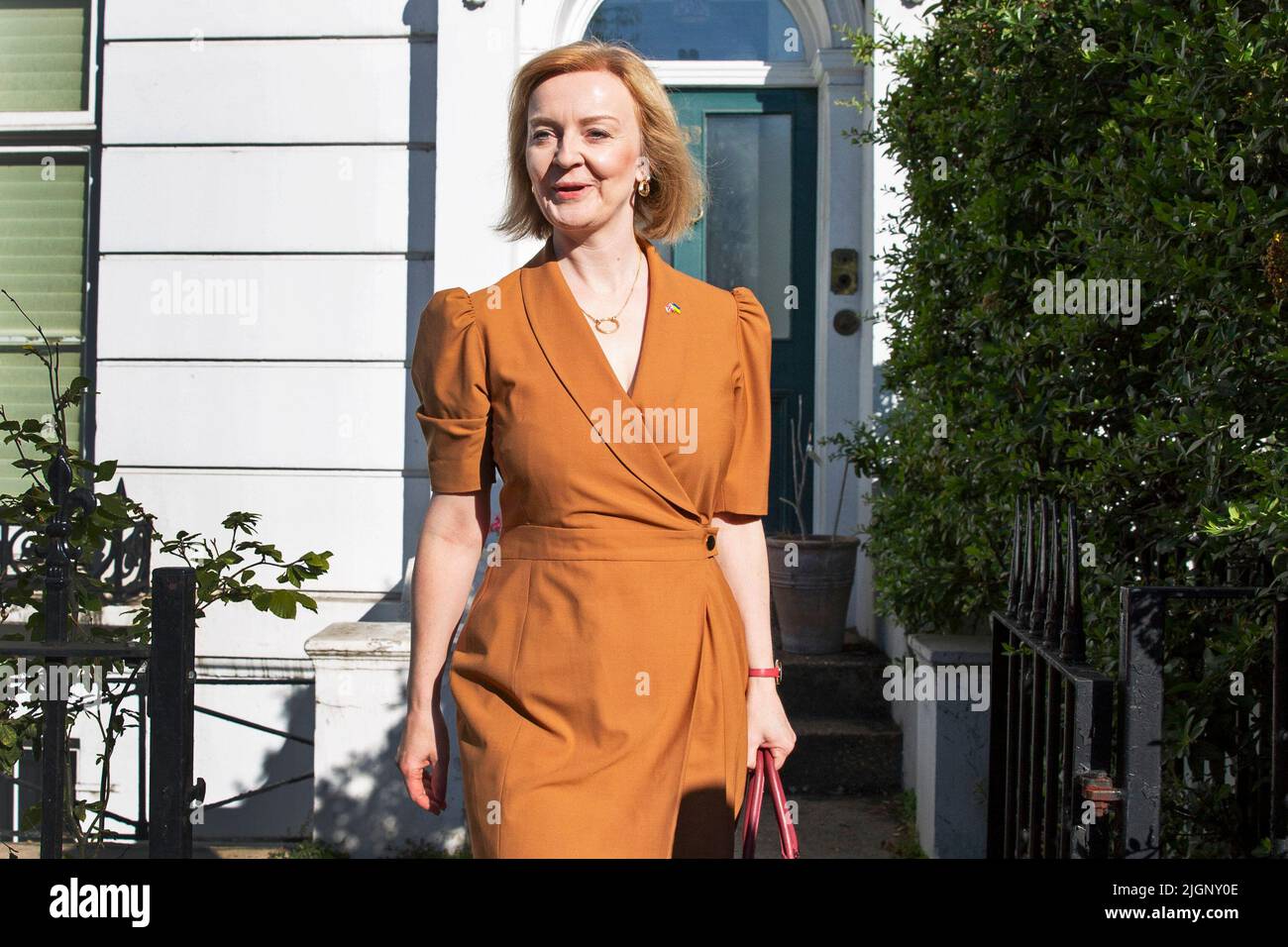 London, Vereinigtes Königreich -11/07/2022. Außenministerin Liz Truss verlässt ihr Londoner Haus, nachdem sie eine Tory-Führungskampagne angekündigt hatte Stockfoto