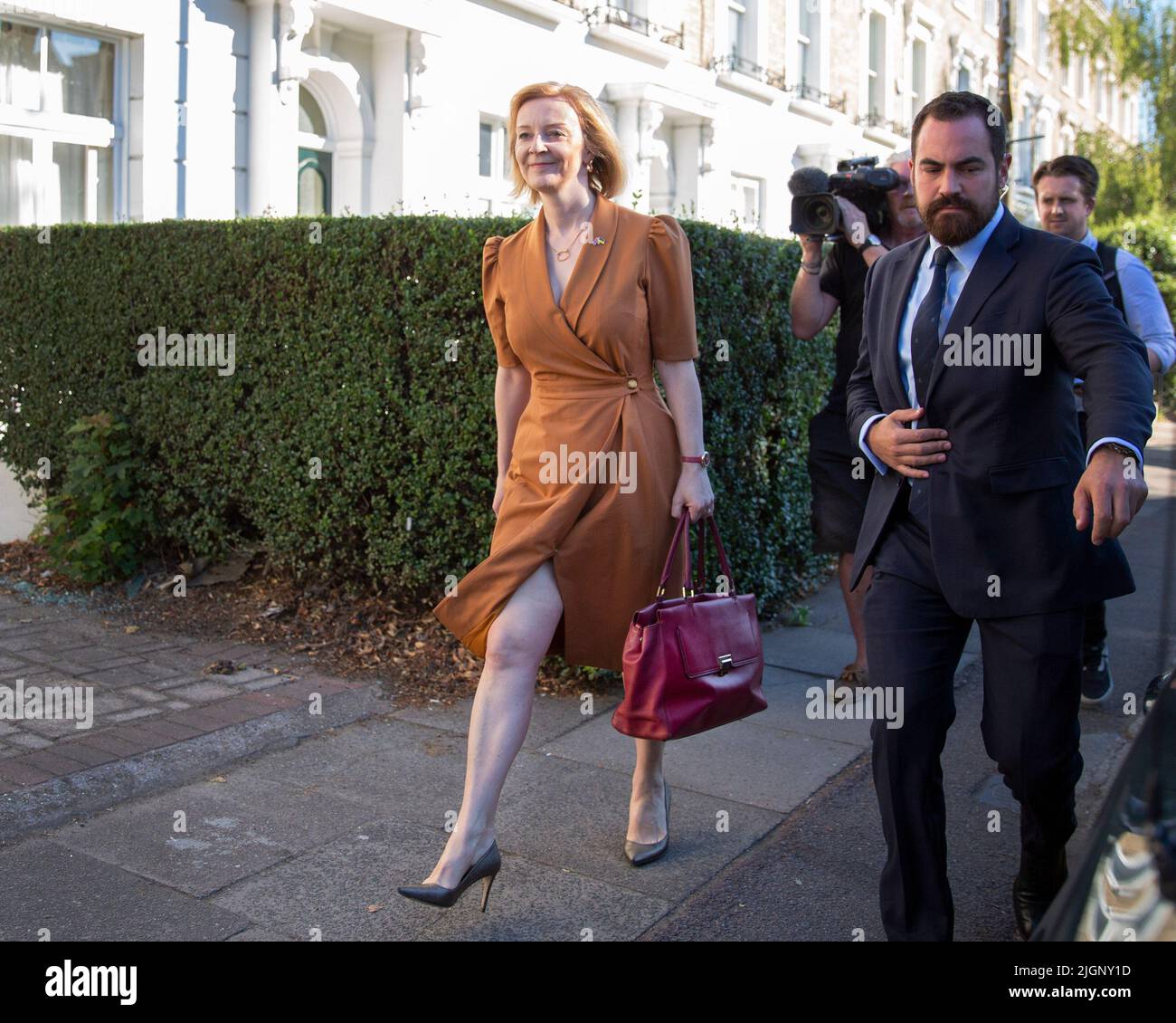 London, Vereinigtes Königreich -11/07/2022. Außenministerin Liz Truss verlässt ihr Londoner Haus, nachdem sie eine Tory-Führungskampagne angekündigt hatte Stockfoto