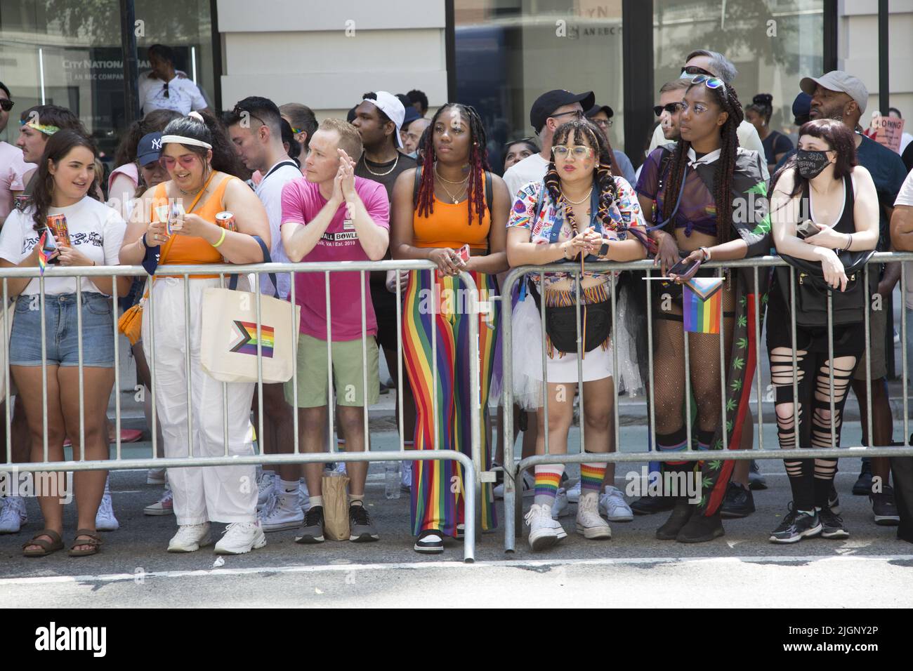 Die jährliche Gay Pride Parade geht zurück auf die 5. Avenue und endet nach einer 3-jährigen Pause aufgrund der Covid-19-Pandemie in der Christopher Street in Greenwich Village. Die Zuschauer waren in großer Zahl zur Unterstützung der LGBTQ-Gemeinschaft draußen. Stockfoto