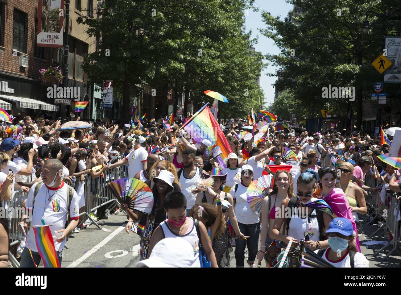 Die jährliche Gay Pride Parade geht zurück auf die 5. Avenue und endet nach einer 3-jährigen Pause aufgrund der Covid-19-Pandemie in der Christopher Street in Greenwich Village. Stockfoto