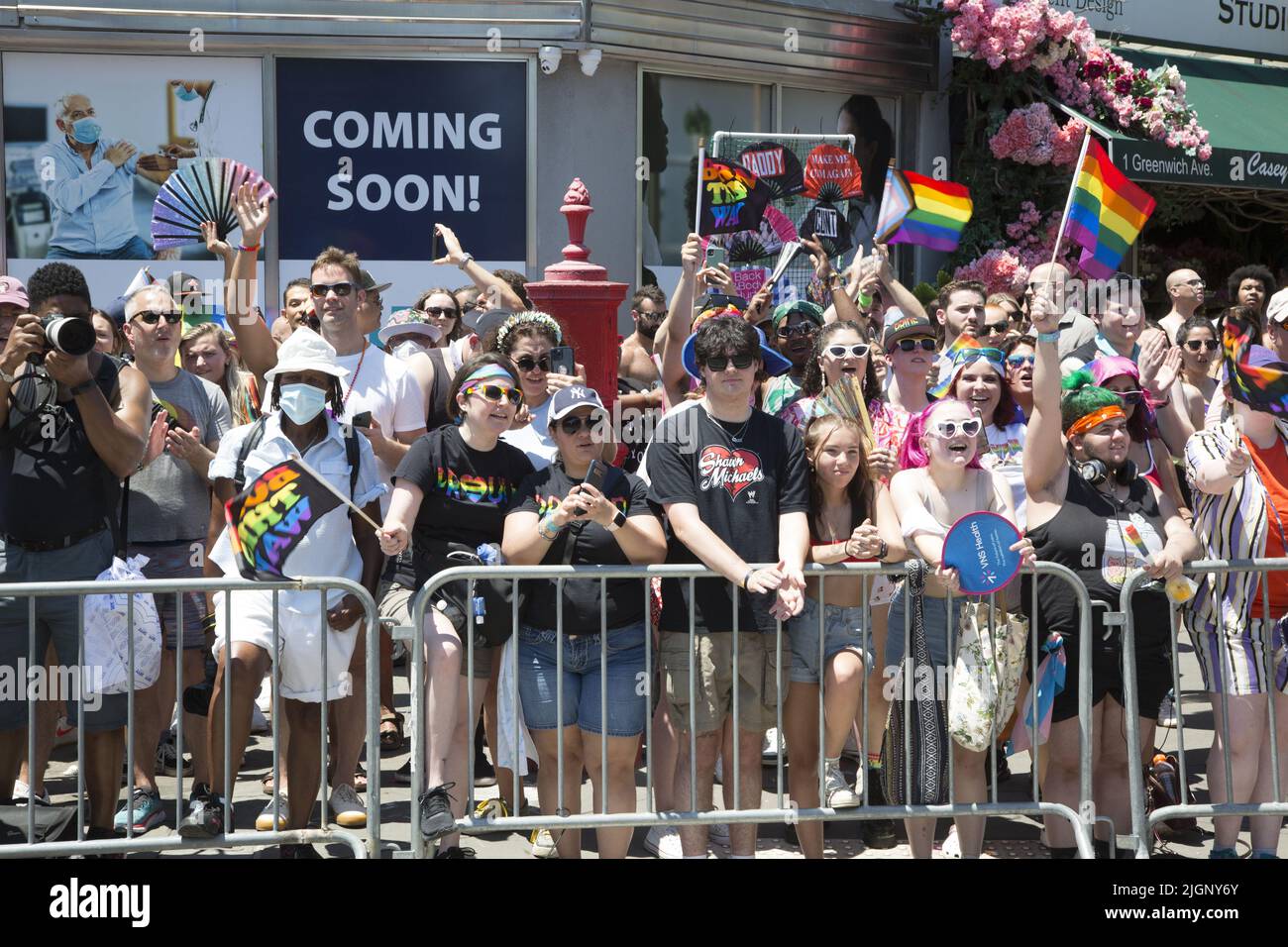 Die jährliche Gay Pride Parade geht zurück auf die 5. Avenue und endet nach einer 3-jährigen Pause aufgrund der Covid-19-Pandemie in der Christopher Street in Greenwich Village. Die Zuschauer waren in großer Zahl zur Unterstützung der LGBTQ-Gemeinschaft draußen. Stockfoto