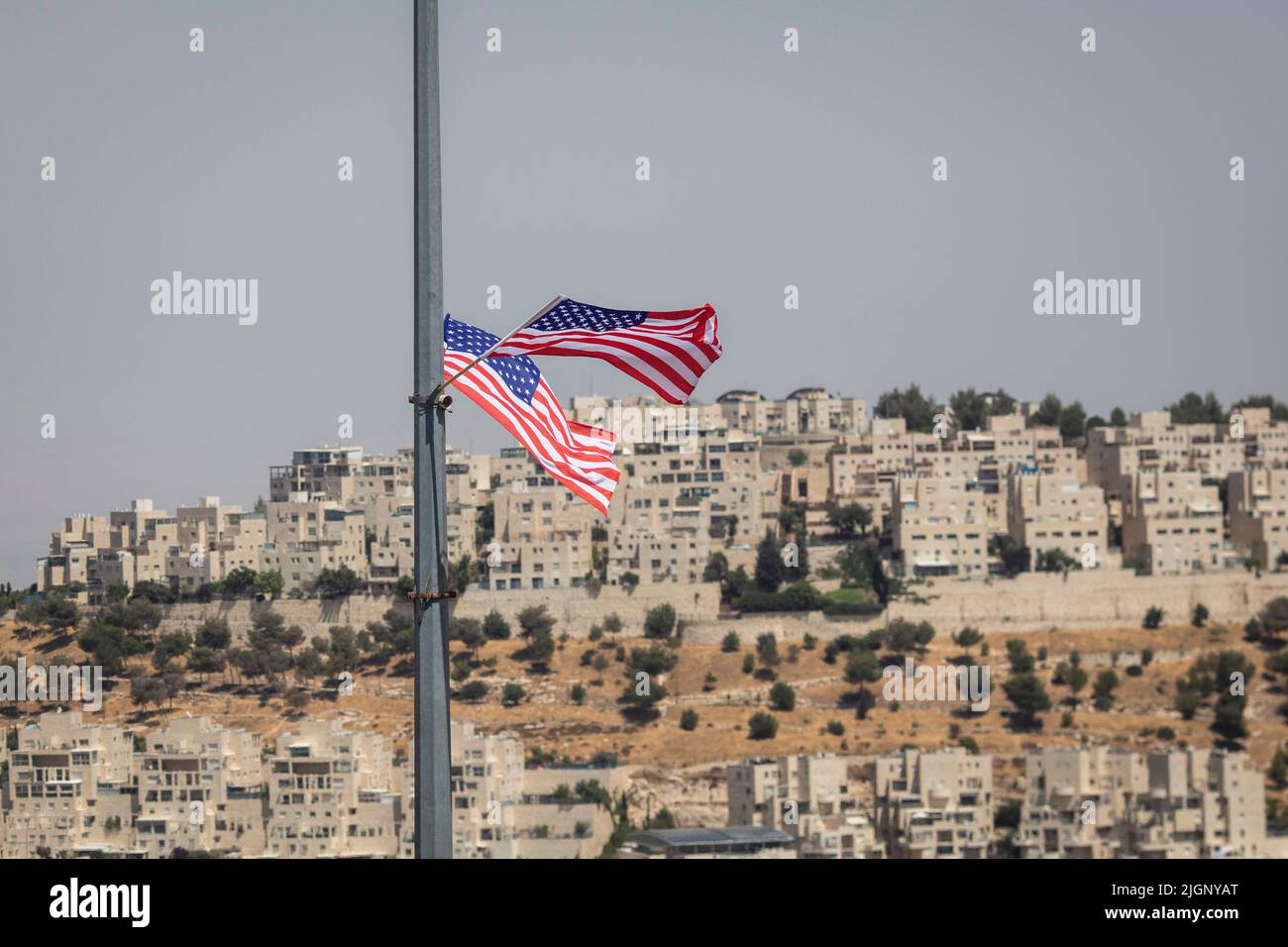 Jerusalem, Israel. 12.. Juli 2022. Zwei US-Flaggen flattern im Wind in der Nähe der Siedlung Har Homa und des Kontrollpunkts von Bethlehem, während vor dem Staatsbesuch von US-Präsident Joe Biden amerikanische Flaggen auf dem Weg von Jerusalem zur Stadt Bethlehem im Westjordanland aufgestellt werden. Quelle: Ilia Yefimovich/dpa/Alamy Live News Stockfoto