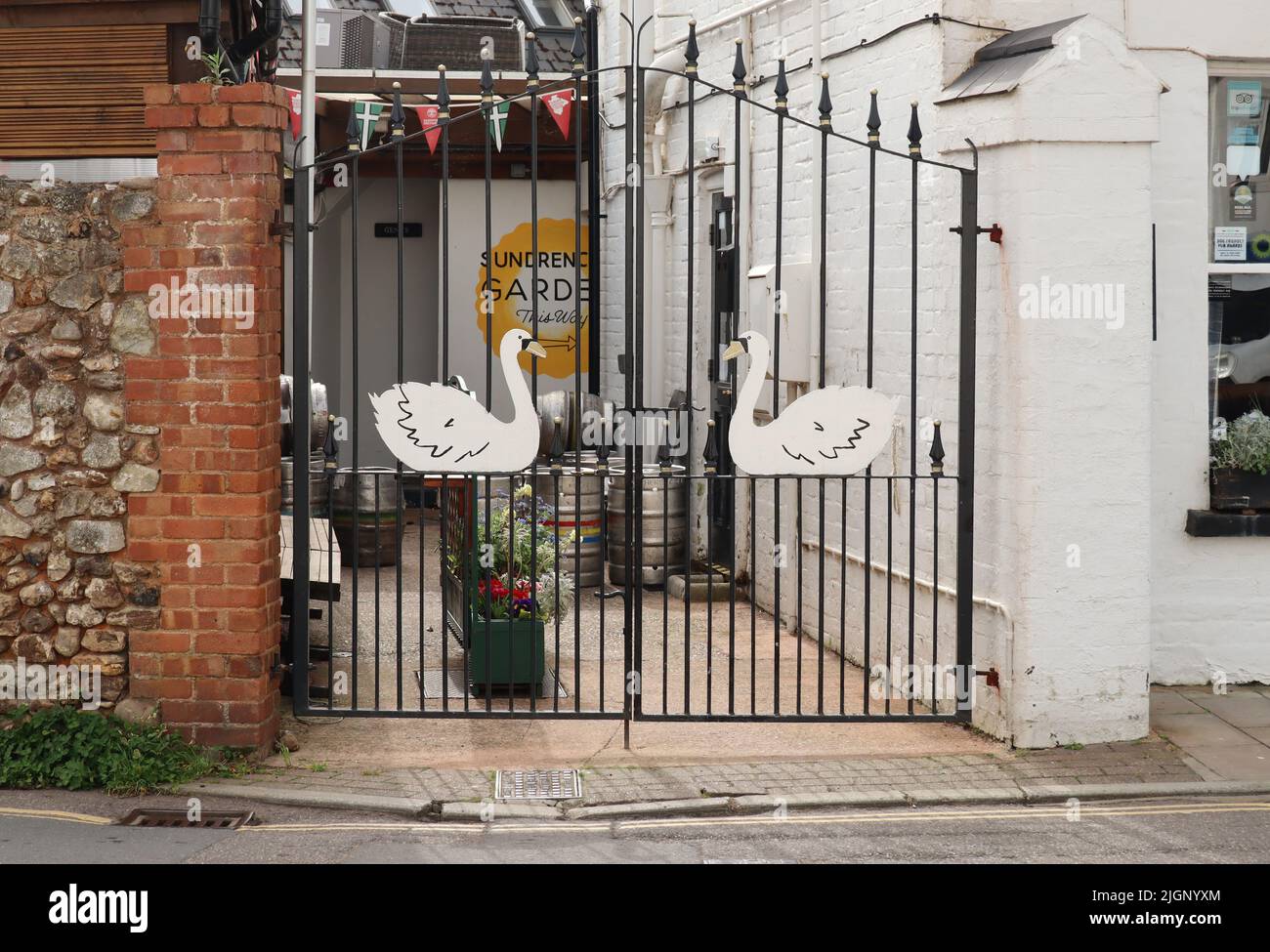 SIDMOUTH, DEVON, ENGLAND - 1. 2021. APRIL: Die Seitentore des Swan Inn in Sidmouth an einem bewölkten Wintertag. Dies ist ein beliebter Pub, der sich in der Stadt befindet Stockfoto