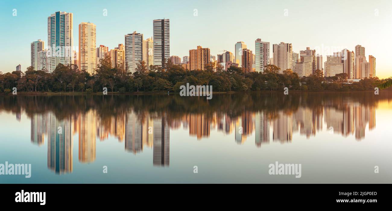 Blick auf den Igapó-See bei Sonnenuntergang in der Stadt Londrina, Brasilien. Stockfoto