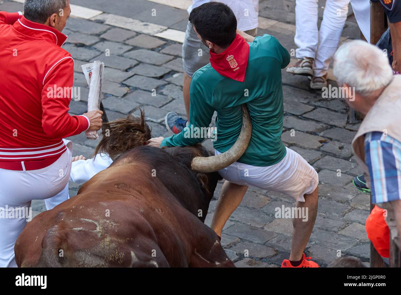 Pamplona, Spanien. 12.. Juli 2022. Am sechsten Tag des Laufs der Bullen in San Fermin Pamplona wurde ein Läufer von dem Stier aus dem Vieh von Jandilla getroffen. Kredit: SOPA Images Limited/Alamy Live Nachrichten Stockfoto