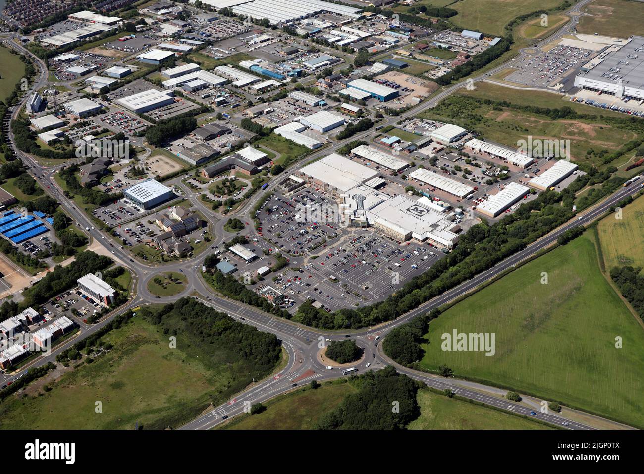 Luftaufnahme des Einzelhandelsbaugebiets Morton Park in Darliington, County Durham, mit dem Superstore Morrisons im Vordergrund Stockfoto