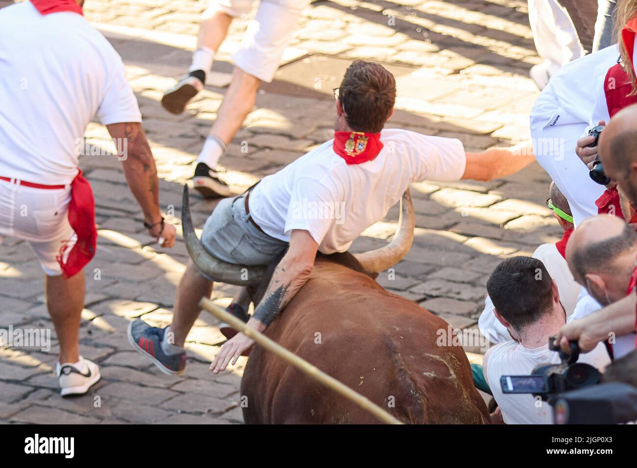 Pamplona, Spanien. 12.. Juli 2022. Am sechsten Tag des Laufs der Bullen in San Fermin Pamplona wurde ein Läufer von dem Stier aus dem Vieh von Jandilla getroffen. Kredit: SOPA Images Limited/Alamy Live Nachrichten Stockfoto