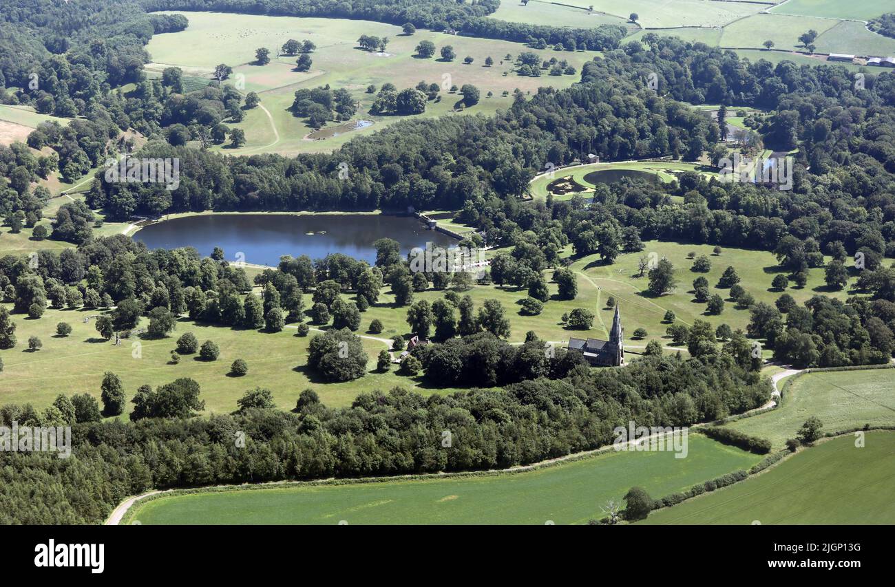 Luftaufnahme (von über 1500') des Studley Lake aus dem Nordwesten hinter der Abbey Road, Teil des Studley Rpyal Park, North Yorkshire Stockfoto