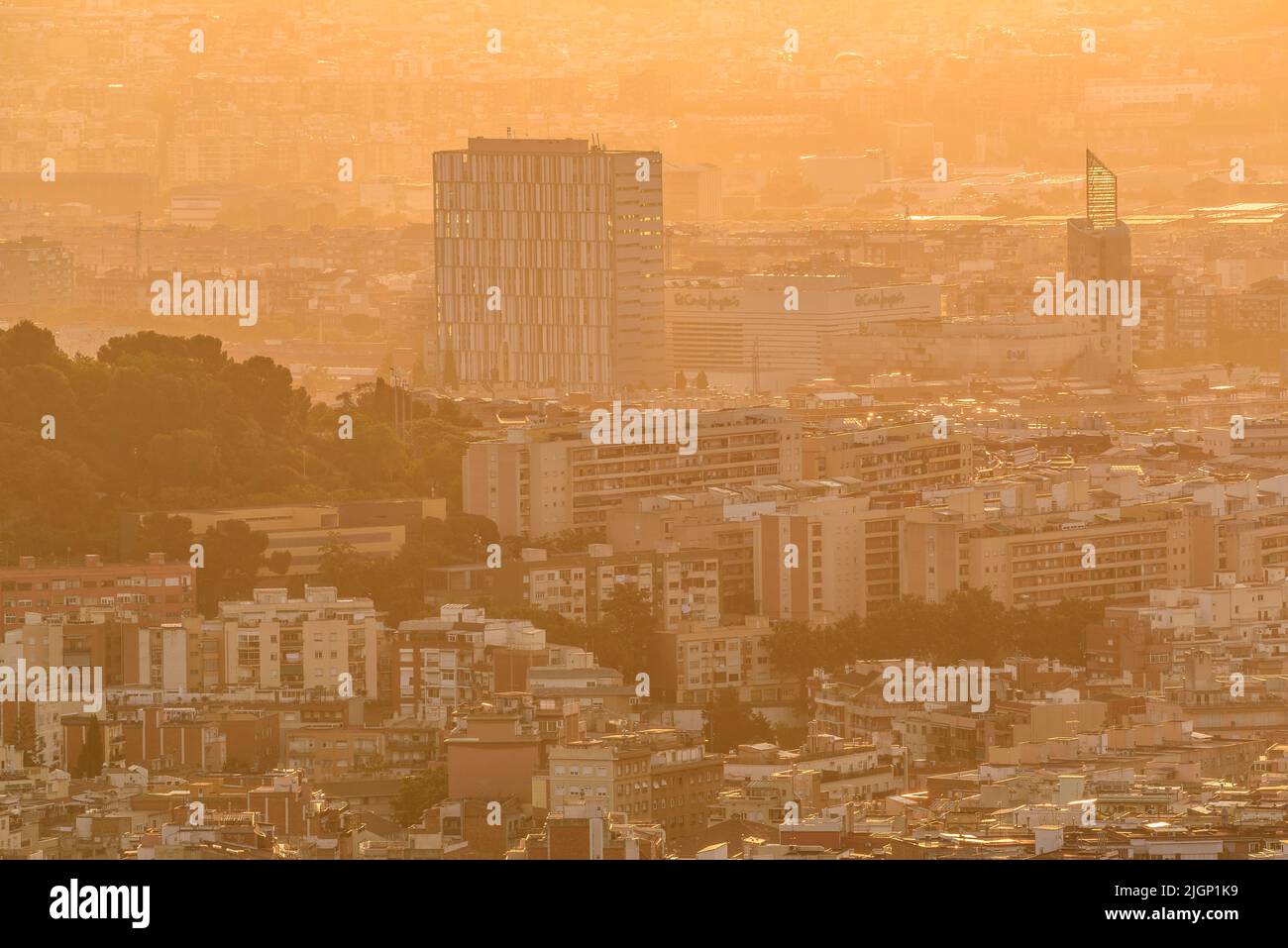 Sonnenaufgang über der Region Barcelona und Santa Coloma de Gramenet vom Berg Tibidabo aus gesehen (Barcelona, Katalonien, Spanien) Stockfoto