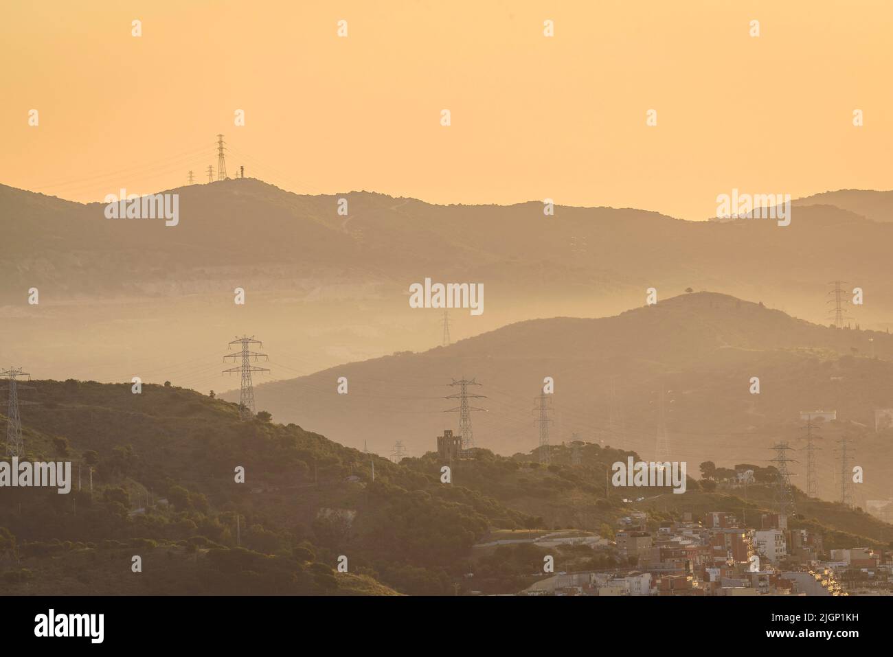 Sonnenaufgang über der Region Barcelona und Santa Coloma de Gramenet vom Berg Tibidabo aus gesehen (Barcelona, Katalonien, Spanien) Stockfoto