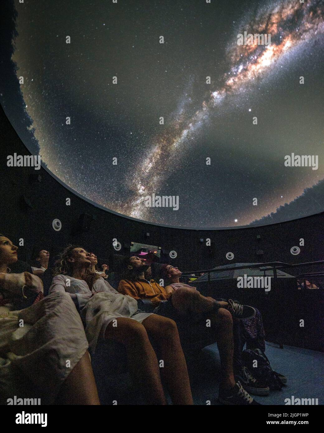 Touristen im Planetarium Ull del Montsec während der Projektion des Videos über die Nacht, die Milchstraße und Astronomie (Àger, Lleida, Spanien) Stockfoto