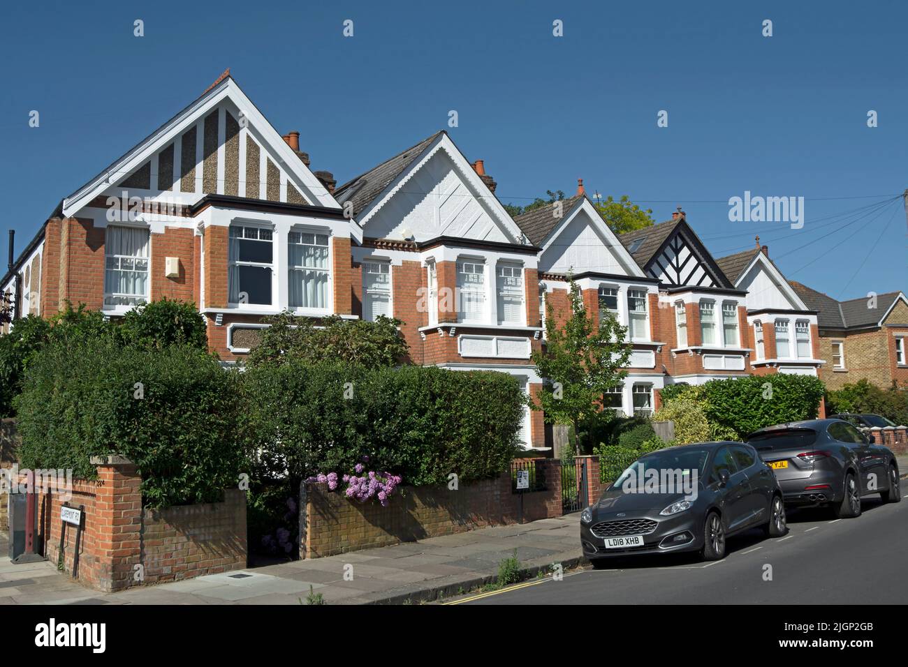 Reihe von fünf freistehenden edwardianischen Häusern in teddington, middlesex, england Stockfoto
