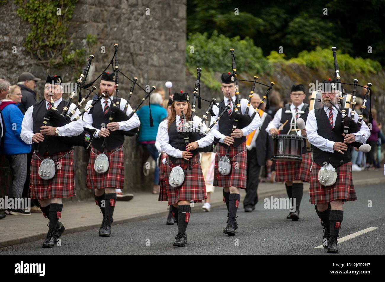 Glenarm, Co Antrim, Nordirland. 12.. Juli 2022. 12/07/22 Glenarm, Nordirland.Pipers at the Braid, Zwölfter Juli Demonstration in Glenarm, Co Antrim.Pic Steven McAuley/McAuley Multimedia Credit: McAuley Multimedia Ltd/Alamy Live News Credit: McAuley Multimedia Ltd/Alamy Live News Stockfoto