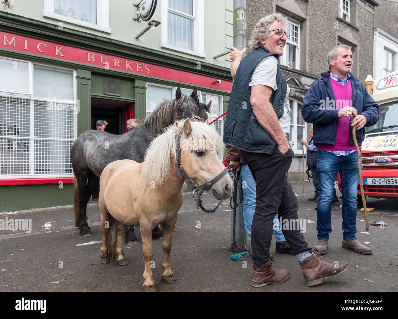 Cahirmee, Buttevant, Cork, Irland. 12.. Juli 2022. Verkäufer, die auf einer der ältesten Pferdemessen Irlands in Cahirmee, Buttevant, Co. Cork, Irland, auf Kunden warteten. - Credit; David Creedon / Alamy Live News Stockfoto