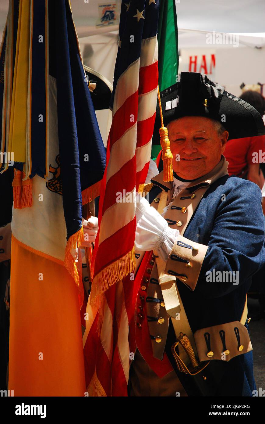 Ein erwachsener Mann trägt eine Uniform der Revolution während der Präsentation von Flaggen während einer Demonstration des Kolonialregiments in Philadelphia Stockfoto