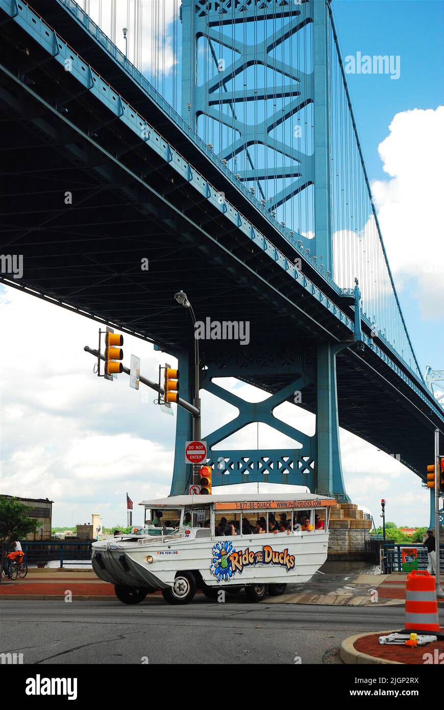Die Touristen kehren vom Fluss zurück und fahren mit einem Duck Mobile, einem nachgerüsteten Amphibienfahrzeug, das zu Land und zu Wasser fährt, in Philadelphia Stockfoto