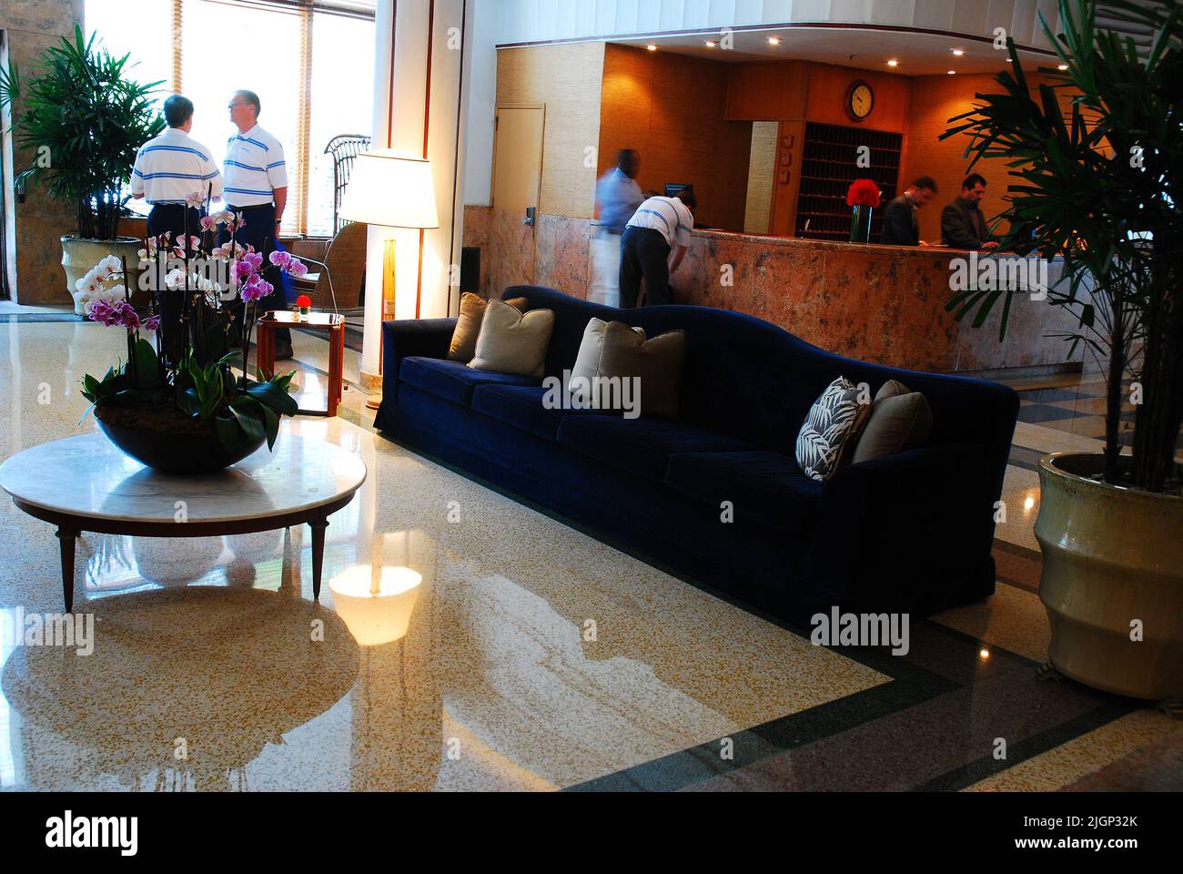 Gäste checken an der Rezeption in der eleganten Art déco-Lobby des Raleigh Hotels in Miami Beach, Florida, ein Stockfoto