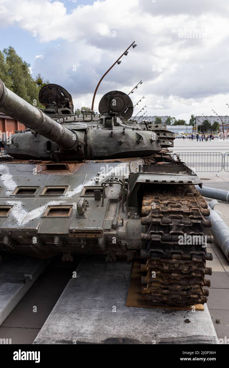 Wrocław, POLEN - 12. JULI 2022: Zerstörte russische Militärausrüstungsausstellung "für Ihre und unsere Freiheit" in Wrocław, Panzer T-72BA mit "V-Symbol" Stockfoto