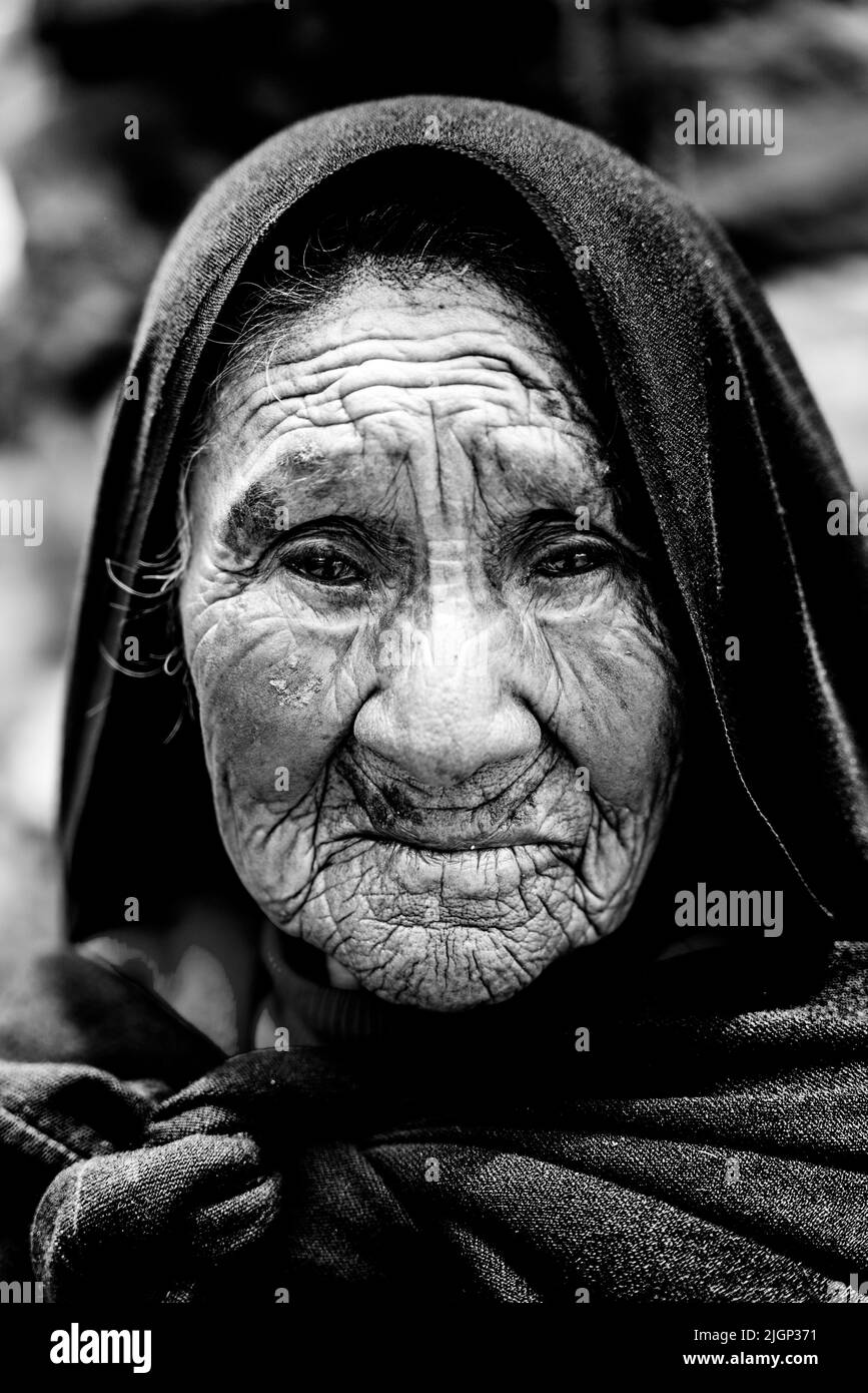 Ein Porträt einer älteren Taquileno-Frau, Taquile Island, Titicacasee, Puno, Peru. Stockfoto