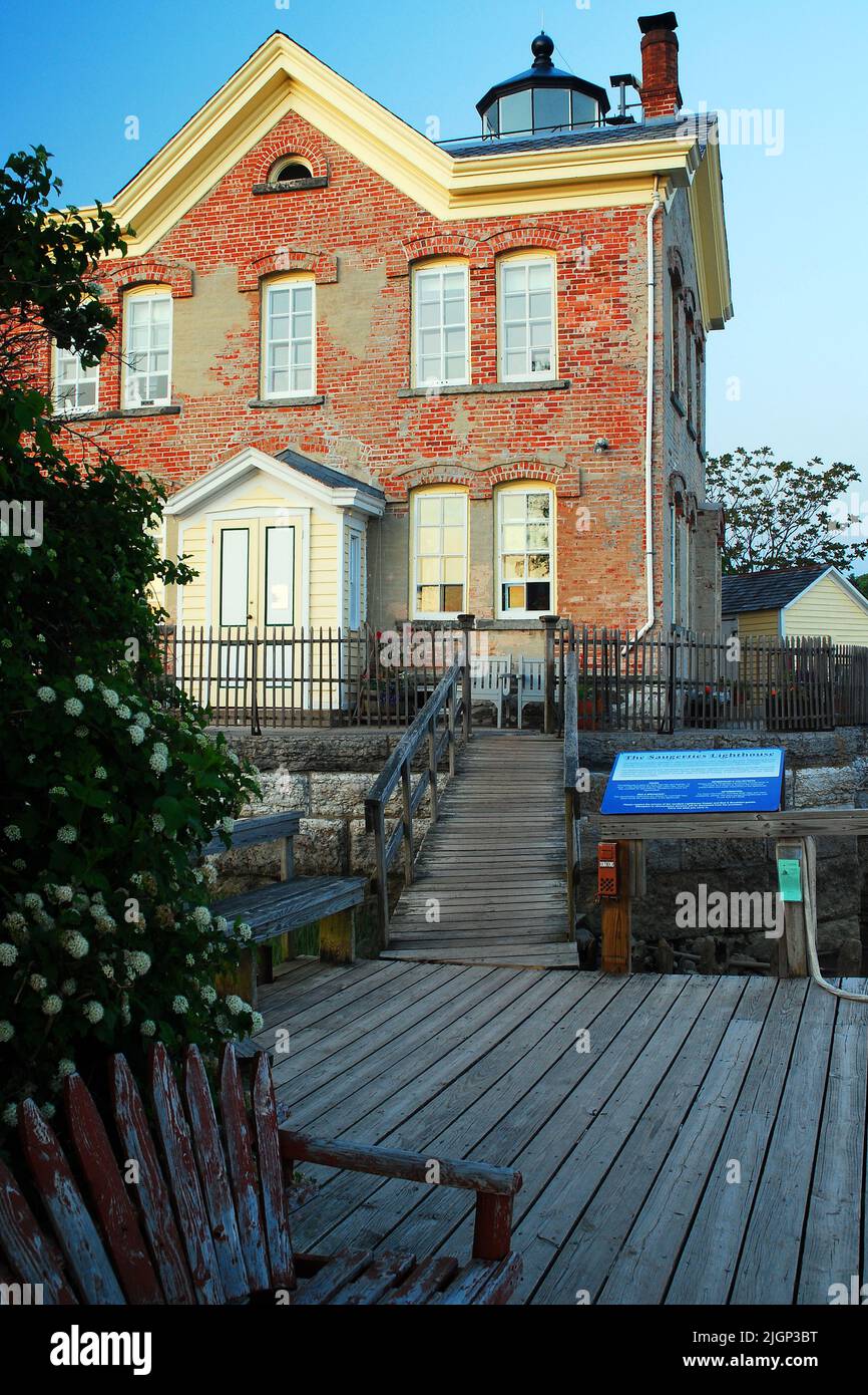 Der Saugerties Lighthouse am Hudson River liegt auf einem viktorianischen Backsteinhaus. Der Leuchtturm ist auch ein Gasthaus und Bed and Breakfast für Touristen Stockfoto