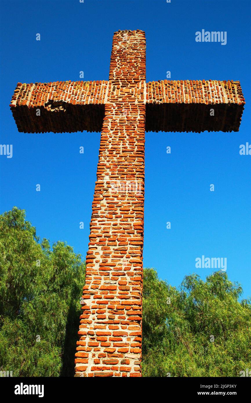 Ein großgezüchtetes christliches Backsteinkreuz steht auf einer ehemaligen kalifornischen Mission im Presidio Park in der Altstadt von San Diego Stockfoto