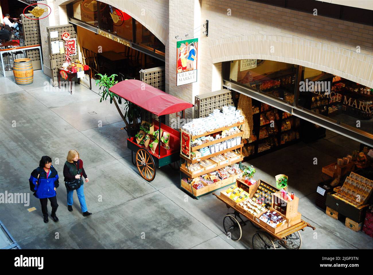 Zwei Frauen kaufen im historischen Ferry Building in San Francisco ein, wo Einzelhändler frische und organische Lebensmittel aus der Region verkaufen Stockfoto
