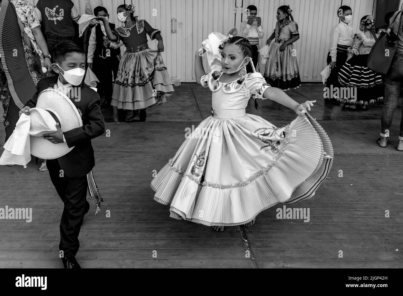 Kindertänzer üben den Marinera-Tanz, bevor sie an Einem Wettbewerb beim Marinera-Tanzfestival in Trujillo, Peru teilnehmen. Stockfoto