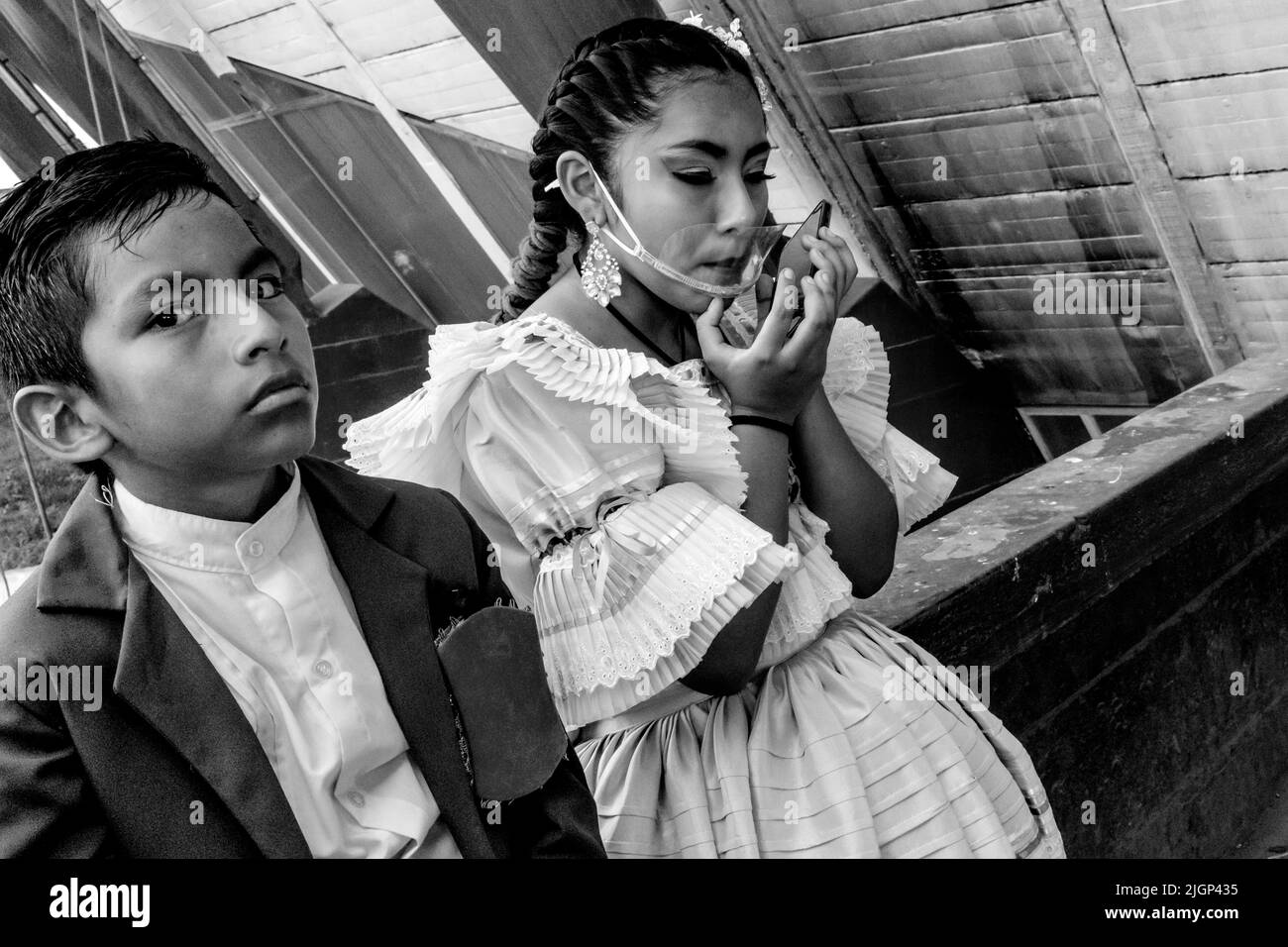 Kindertänzer im Kostüm warten darauf, an Einem Marinera-Tanzwettbewerb beim Marinera Dance Festival in Trujillo, Region La Libertad, Peru teilzunehmen. Stockfoto