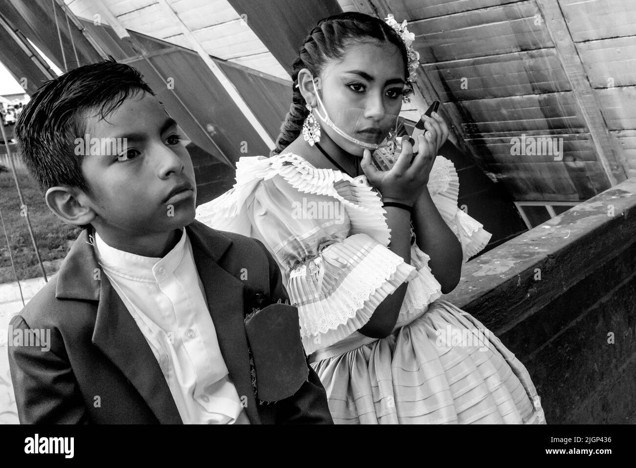 Kindertänzer im Kostüm warten darauf, an Einem Marinera-Tanzwettbewerb beim Marinera Dance Festival in Trujillo, Region La Libertad, Peru teilzunehmen. Stockfoto