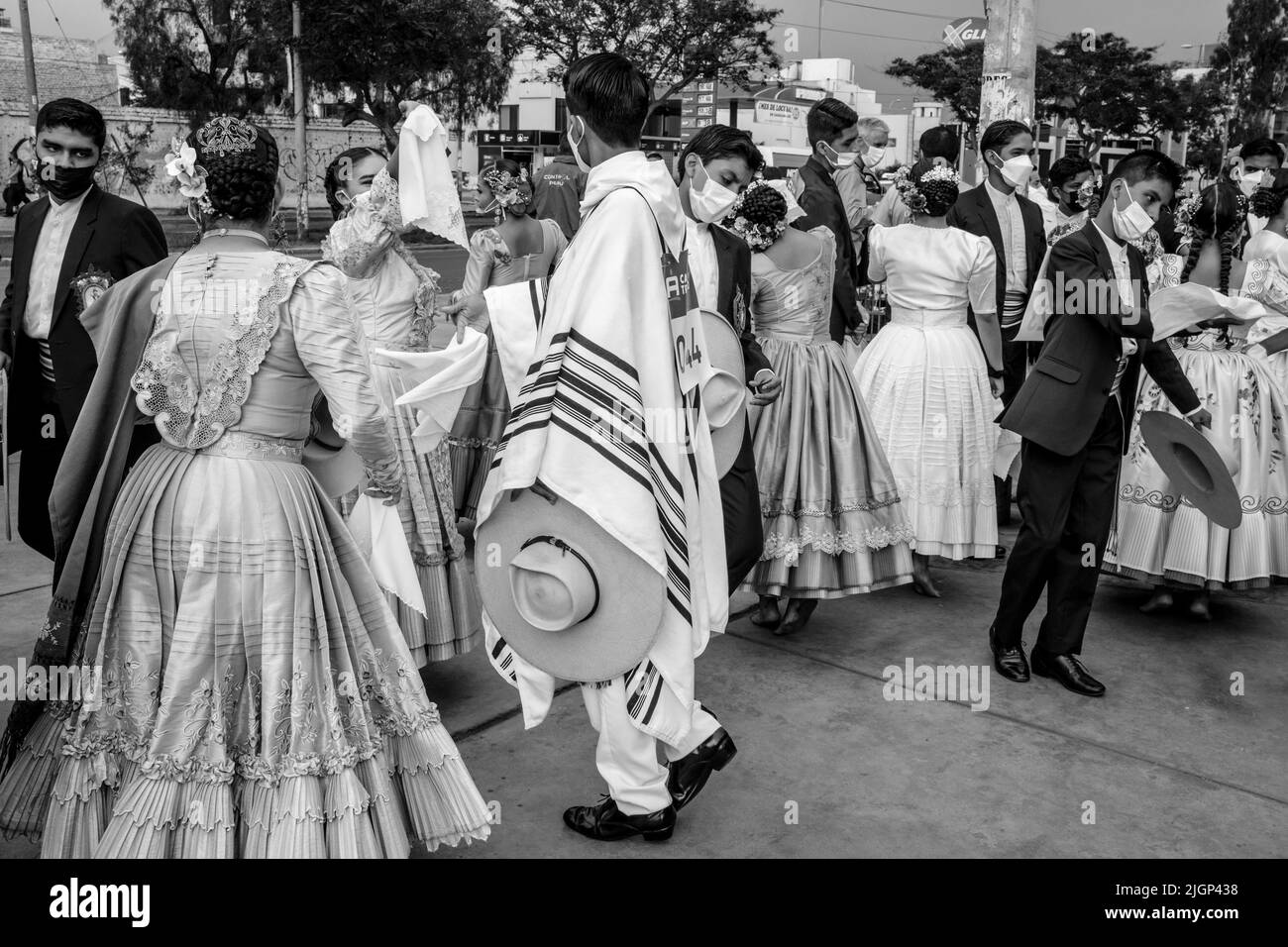 Junge peruanische Tänzer in Kostümentänzerinnen warten darauf, an Einem Marinera-Tanzwettbewerb beim Marinera Dance Festival in Trujillo, Region La Libertad, Peru teilzunehmen. Stockfoto