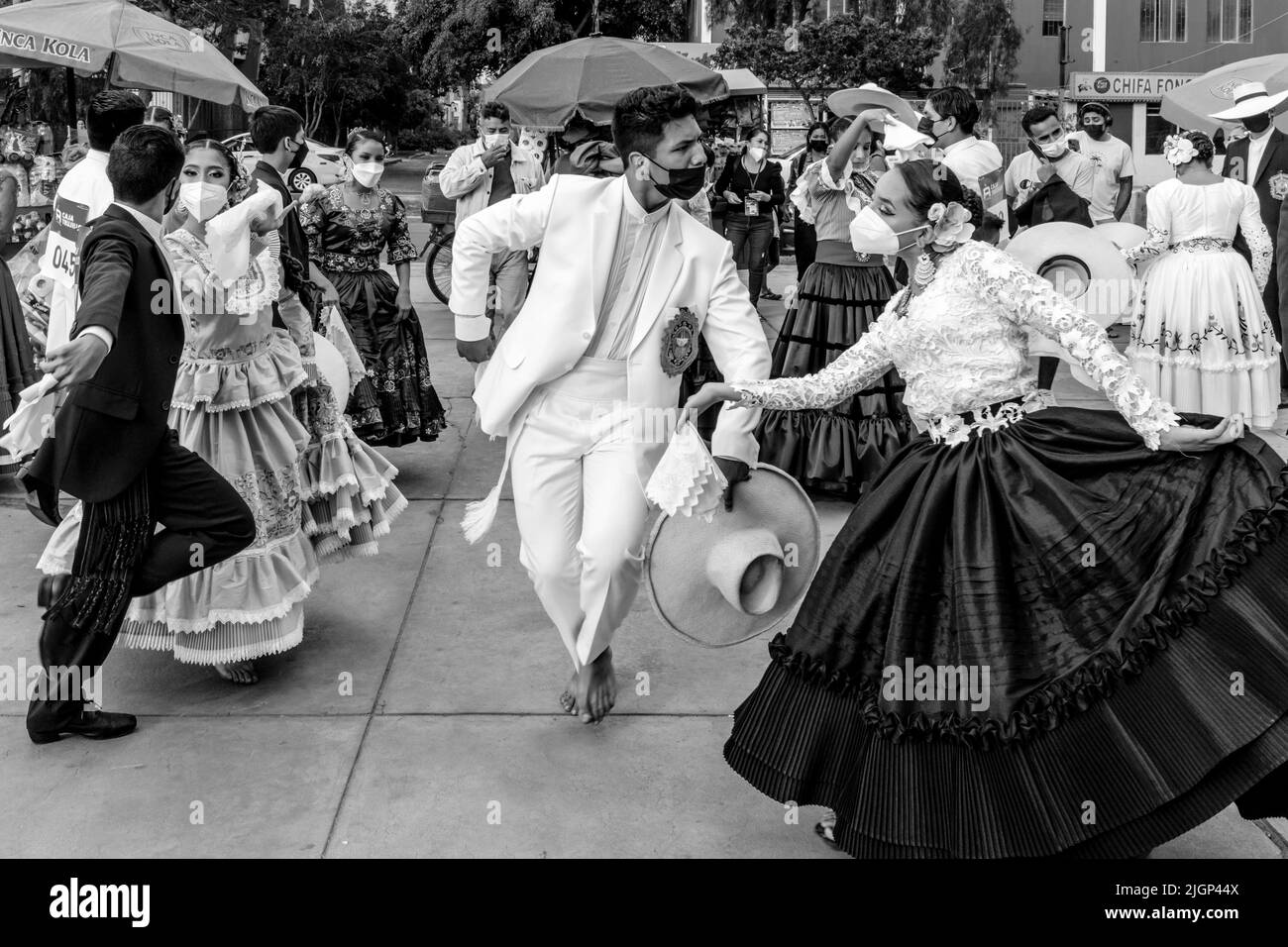 Junge peruanische Tänzer üben den Marinera-Tanz, bevor sie an Einem Wettbewerb beim Marinera-Tanzfestival in Trujillo, Peru teilnehmen. Stockfoto