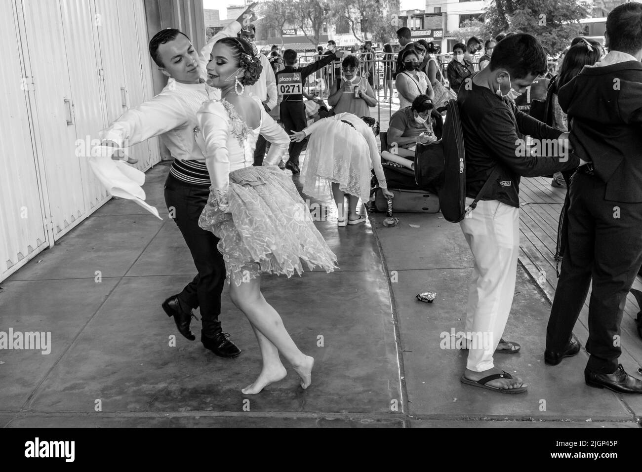 Junge peruanische Tänzer üben den Marinera-Tanz, bevor sie an Einem Wettbewerb beim Marinera-Tanzfestival in Trujillo, Peru teilnehmen. Stockfoto