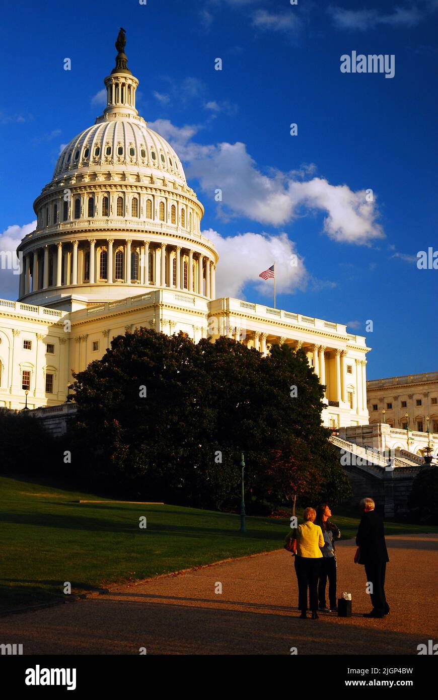 Die Mitarbeiter des Kongresses diskutieren die Politik und die Ereignisse des Tages außerhalb des Kapitols der Vereinigten Staaten in Washington, DC Stockfoto