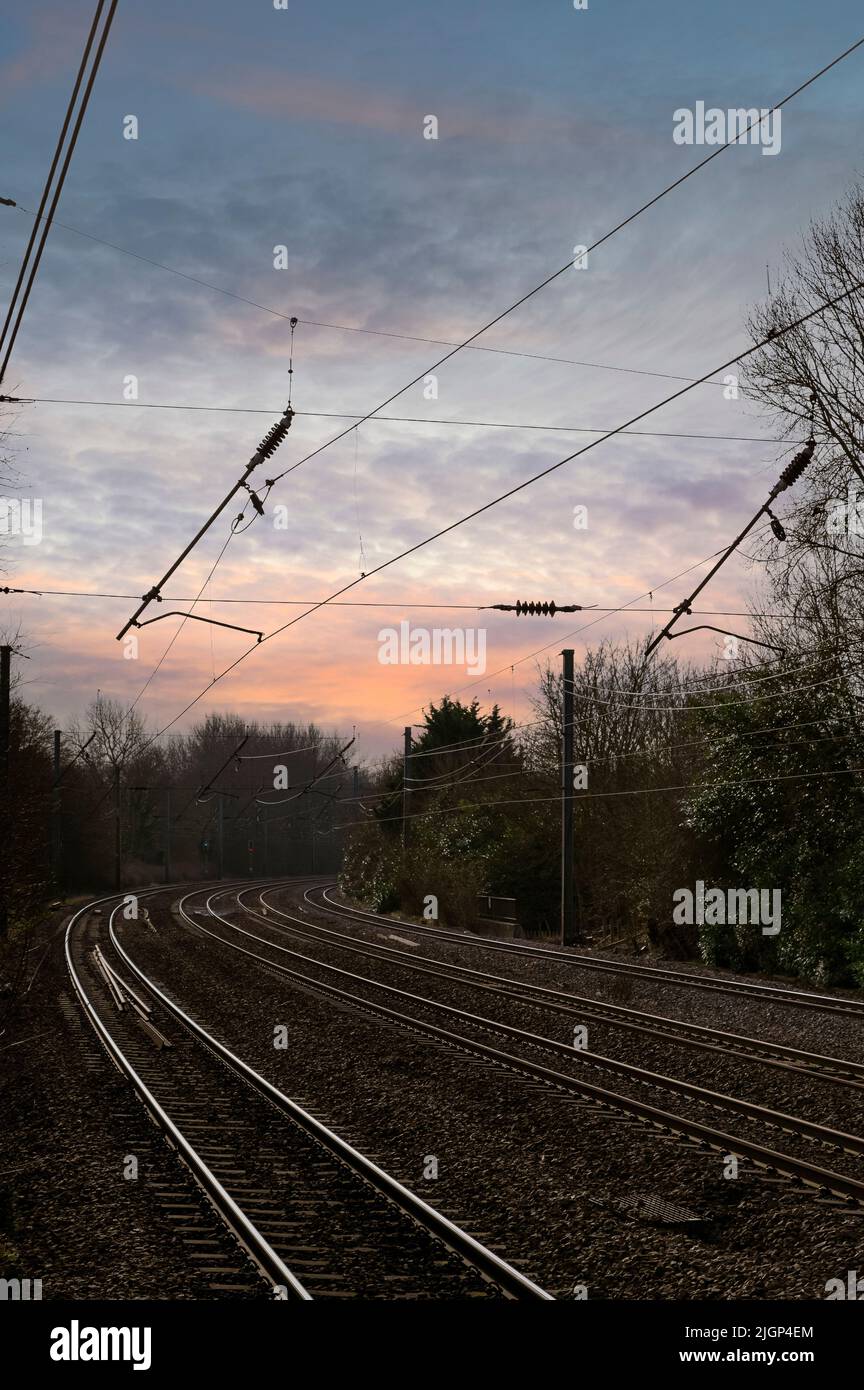 An einem kalten Januartag in England führt die West Coast Main Line an einem Streckenverlauf und Track entlang. Stockfoto