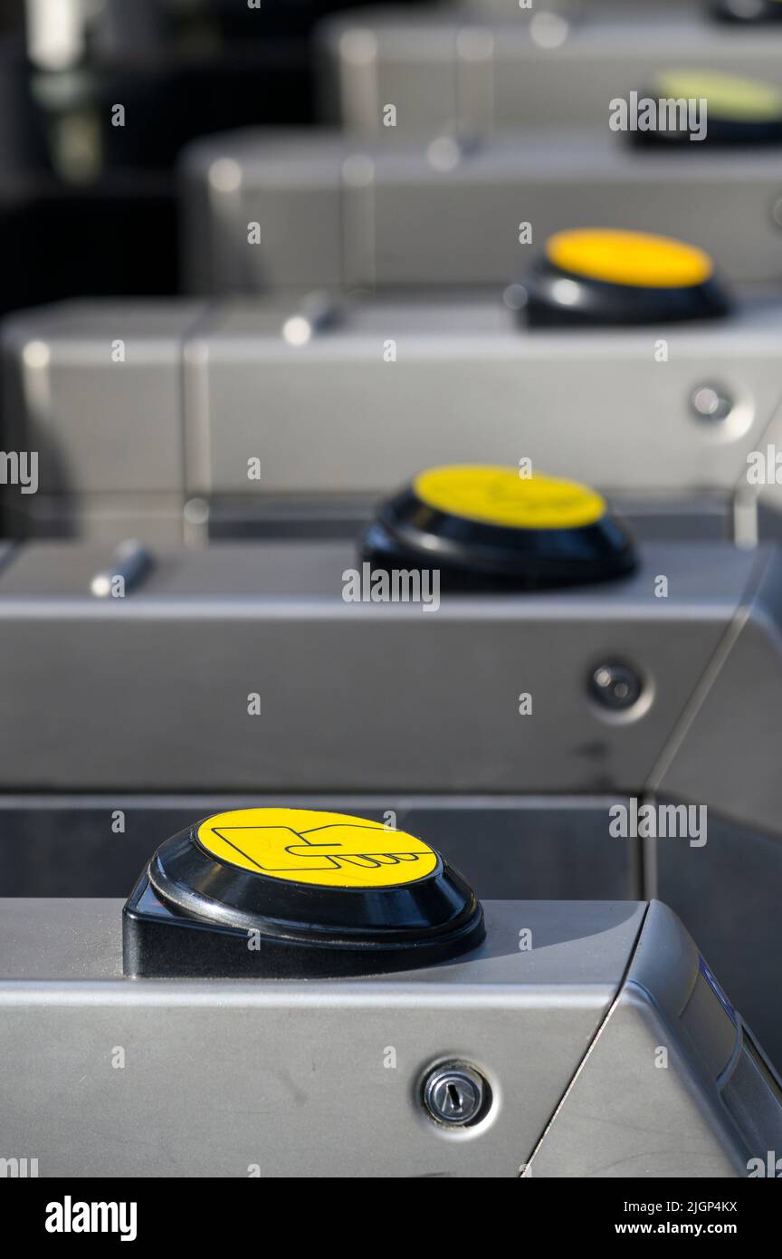 Berührungslose Ticketbarrieren am Bahnhof Brighton, England. Stockfoto