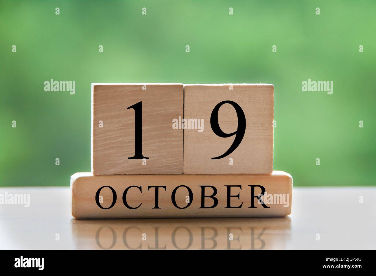 Kalenderdatentext Oktober 19 auf Holzblöcken mit Platz für Ideen. Raum und Kalenderkonzept kopieren Stockfoto