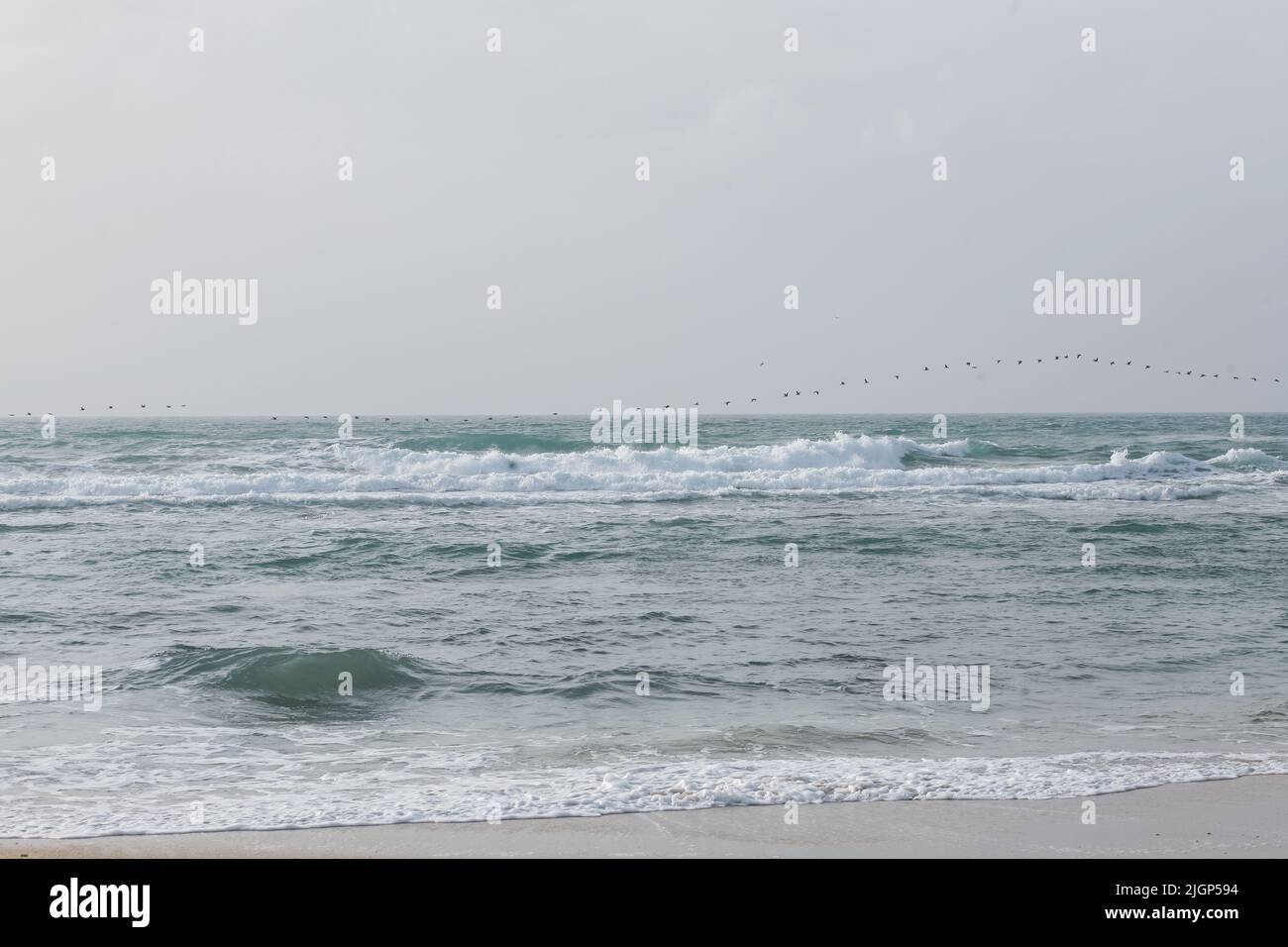 Himmel, Meer und Sand mit Kieselsteinen als Hintergrund. Naturlandschaft Blick auf einen schönen tropischen Strand und Meer an einem sonnigen Tag. Strand am Meer. Panorama Stockfoto