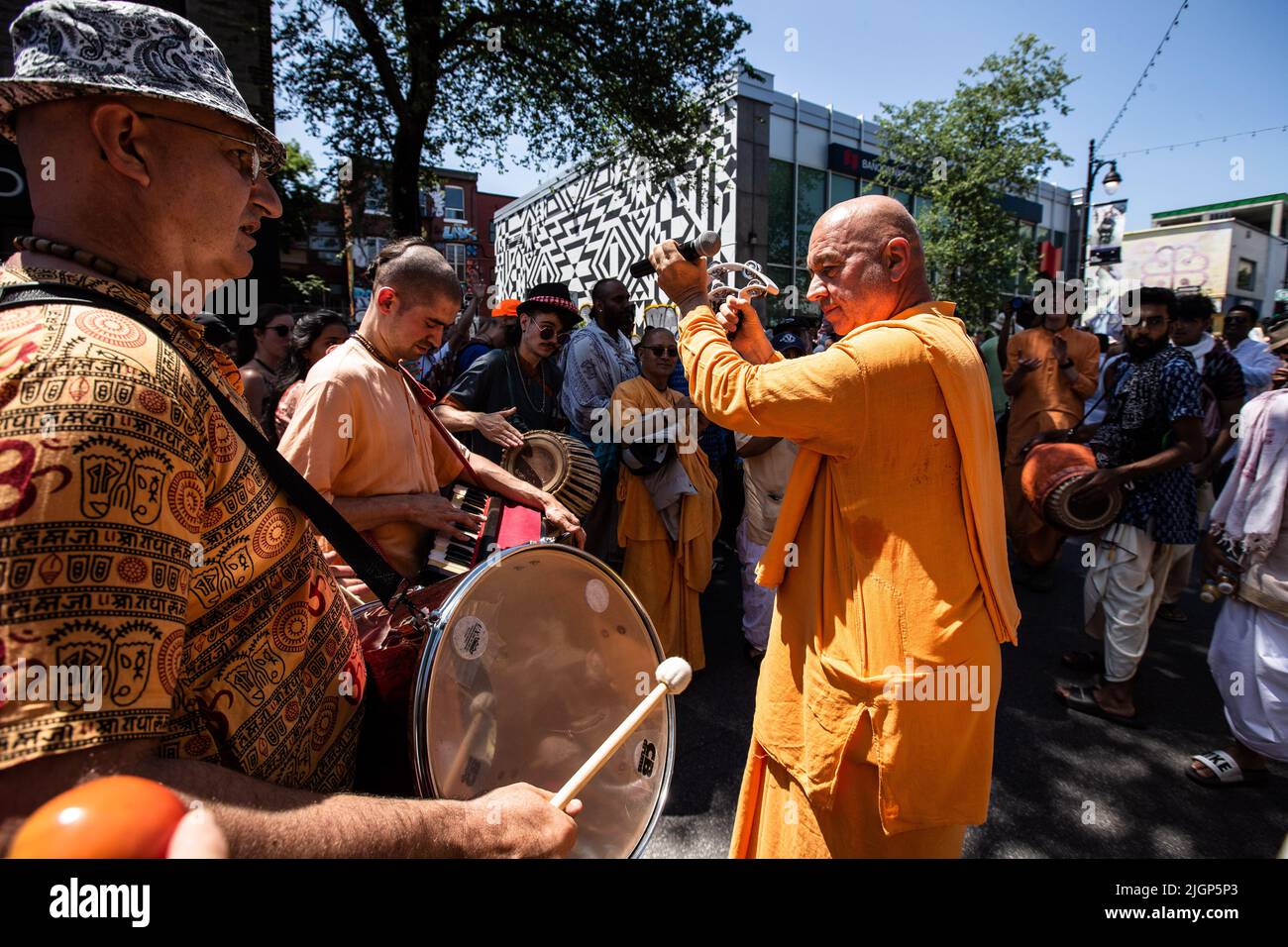 Eine Band von Musikern folgt dem Wagen während der Feier. Stockfoto