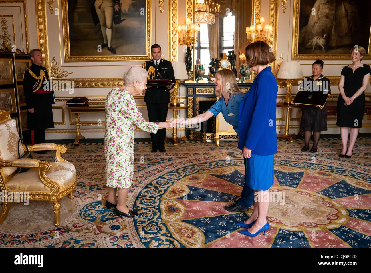 Königin Elizabeth II. Übergab das George Cross an Vertreter des National Health Service, Caroline Lamb, Chief Executive NHS Scotland, und Eleanor Grant, Palliative Care Nurse, Specialist University Hospital Wishaw, NHS Lanarkshire, während einer Audienz im Windsor Castle, Bekshire. Bilddatum: Dienstag, 12. Juli 2022. Stockfoto