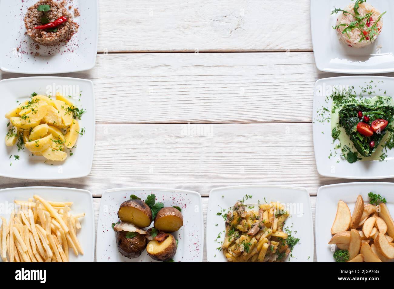 Snacks mit frischem Gemüse auf weißem Tisch, freier Platz Stockfoto