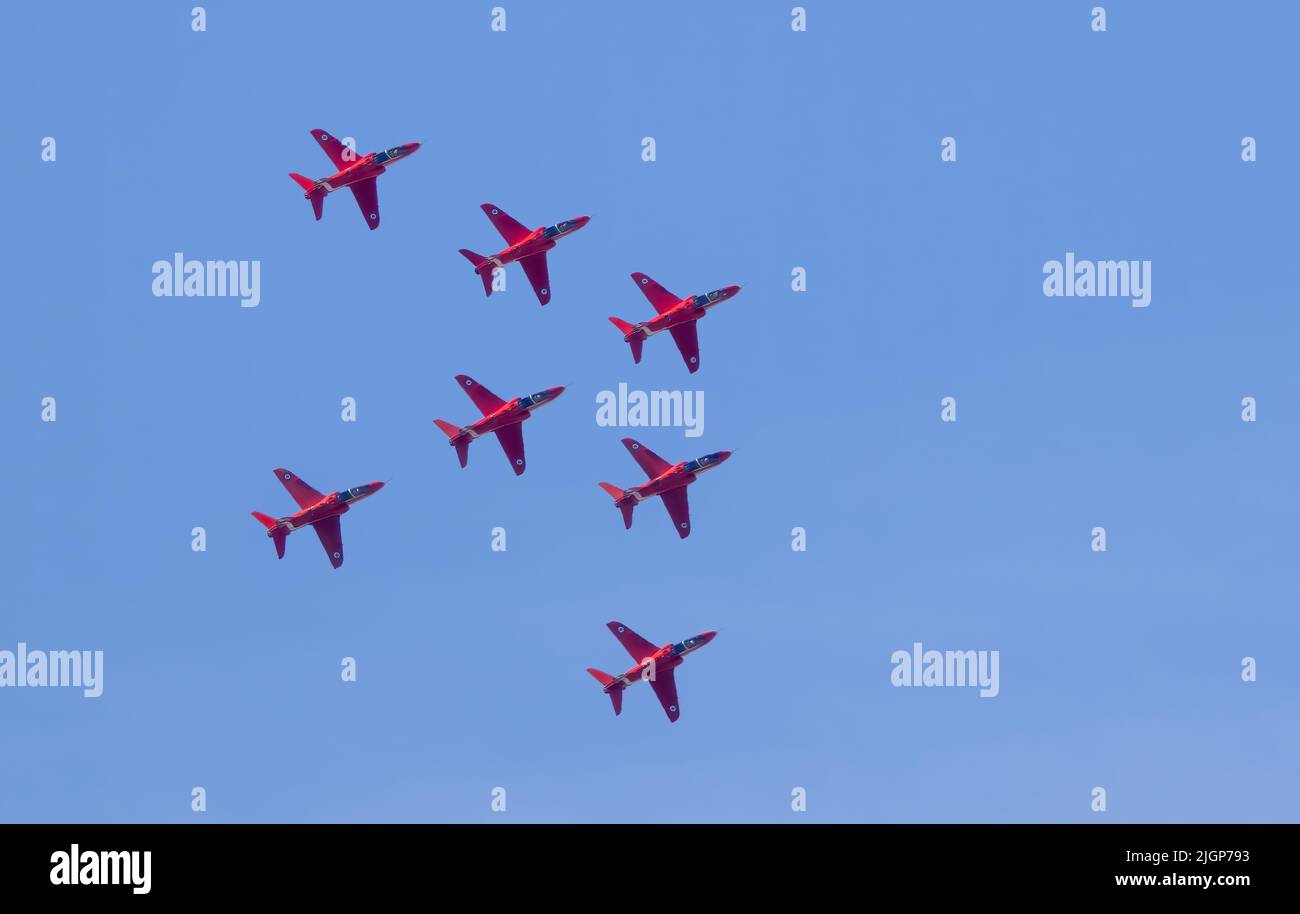 Das Royal Air Force Aerobatic Team, The Red Arrows, zeigt auf der Southport Air Show, Southport, Merseyside, Großbritannien, eine spektakuläre Show Stockfoto