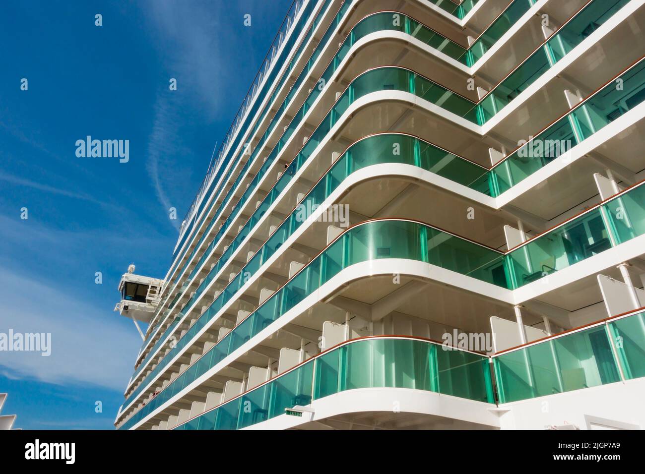 Balkonkabinen auf dem P & O MS Iona-Schiff. Grünes Glas und weißer Überbau. Stockfoto