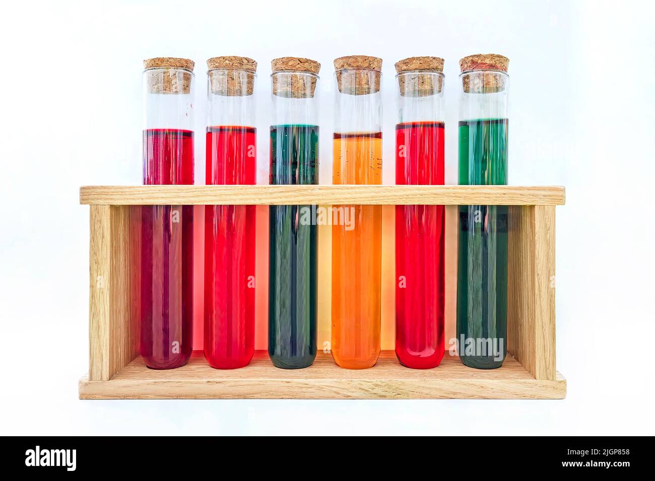 Reagenzgläser mit bunten Chemikalien. Kraftstoffadditiv isoliert auf weißem Hintergrund Stockfoto