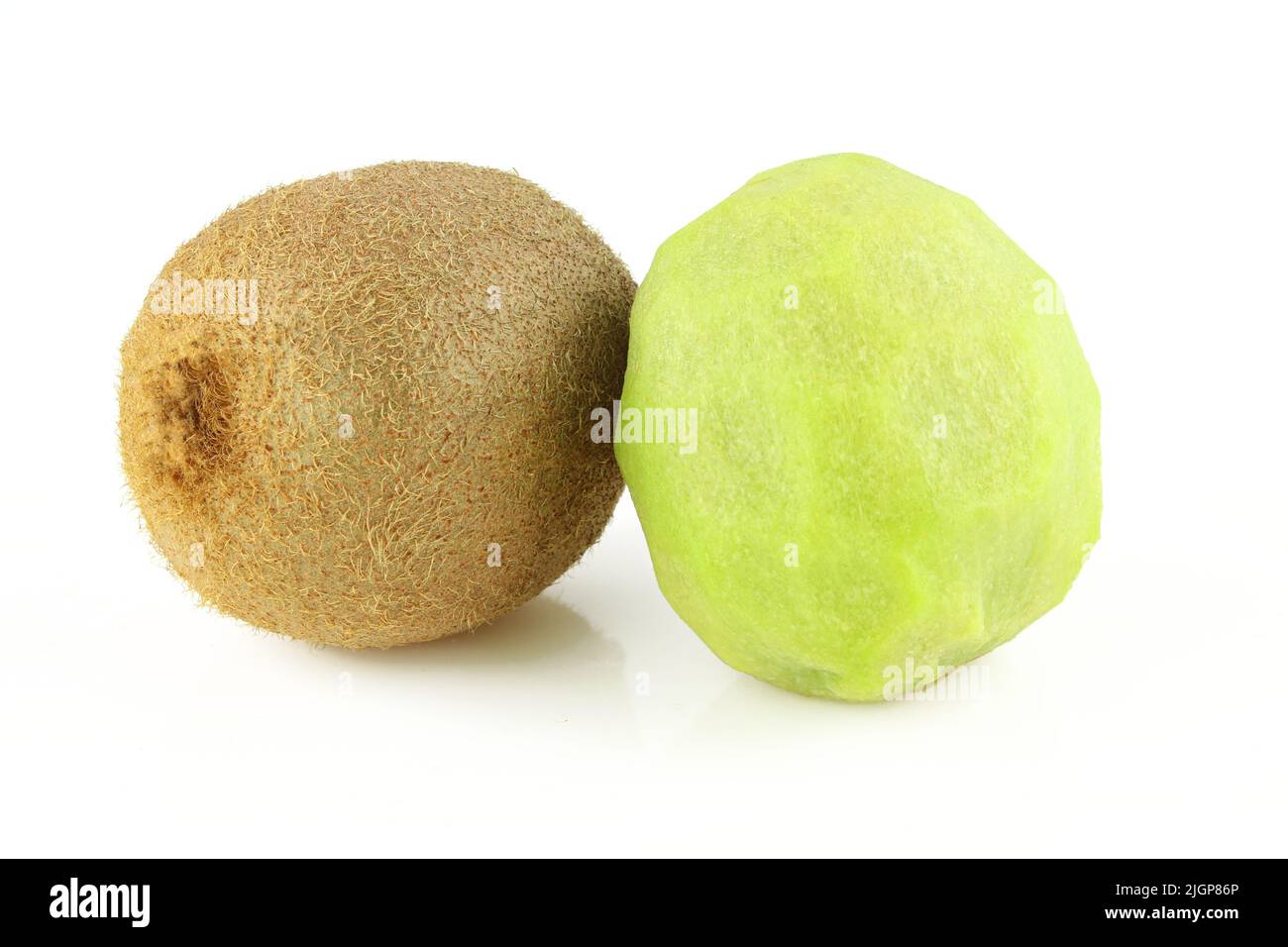 Zwei ganze Kiwi-Früchte isoliert auf weißem Hintergrund. Haarige und geschälte exotische Speisen Stockfoto