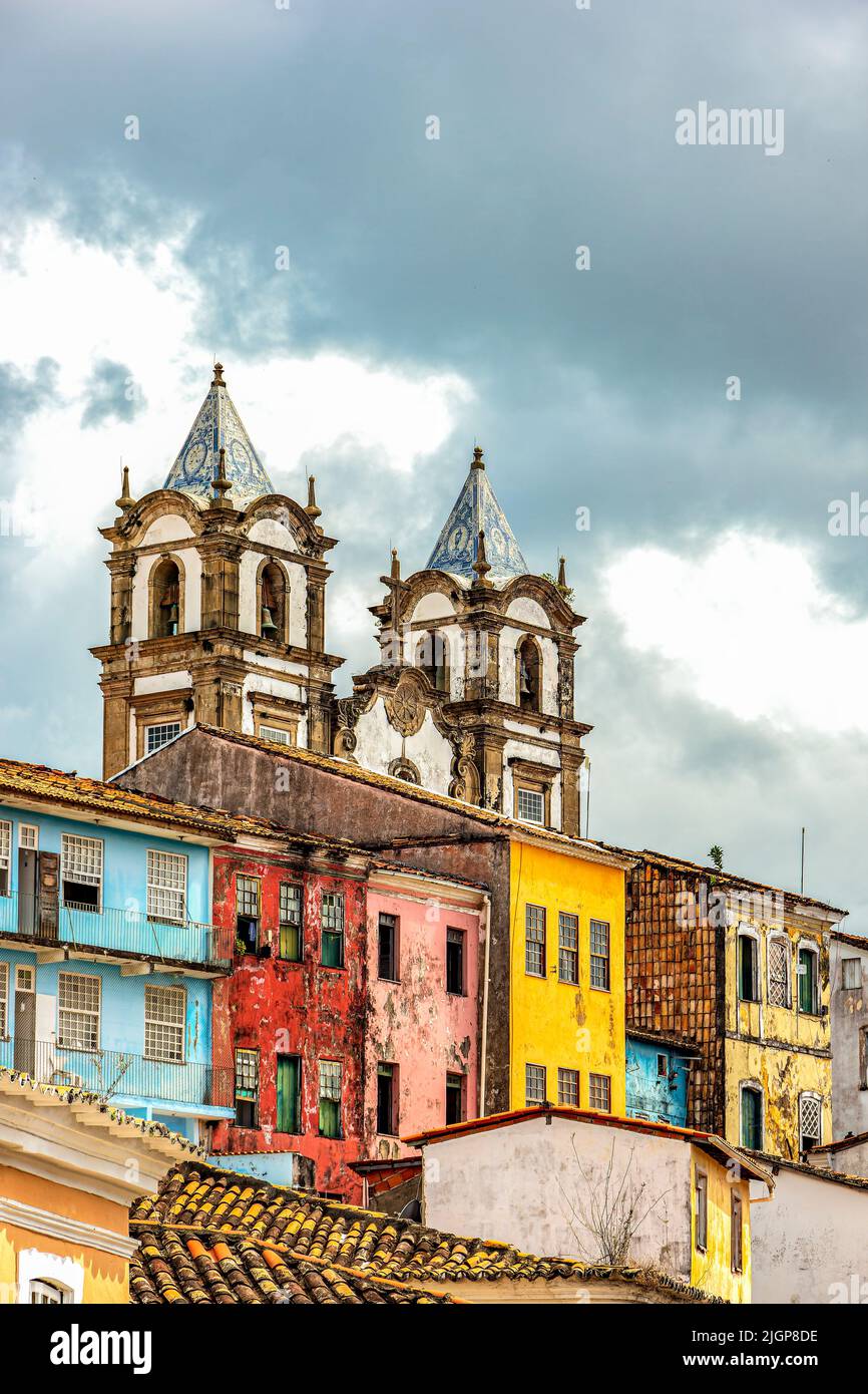 Historische barocke Kirche Turm hinter den Fassaden der alten Kolonialstil Häuser in Pelourinhoin der Stadt Salvador, Bahia Stockfoto