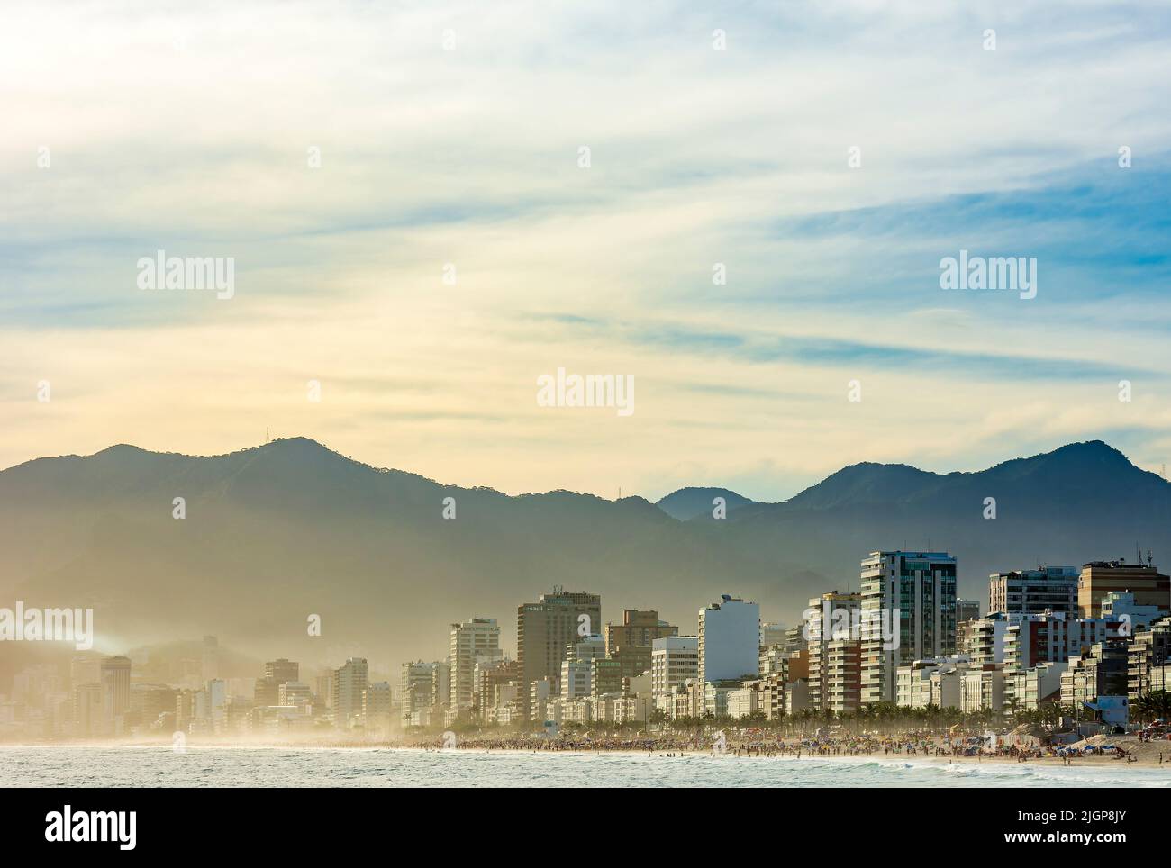 Wohngebäude am Strand von Ipanema in Rio de Janeiro bei Sonnenuntergang Stockfoto