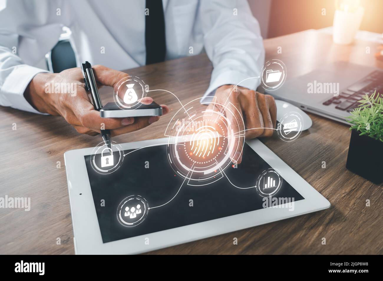 Businessman Hand mit Fingerabdruck-Identifizierung für den Zugriff auf persönliche Finanzdaten, Fingerabdruck-Scan bietet Sicherheitszugriff mit biometrischen Identifizierungen Stockfoto