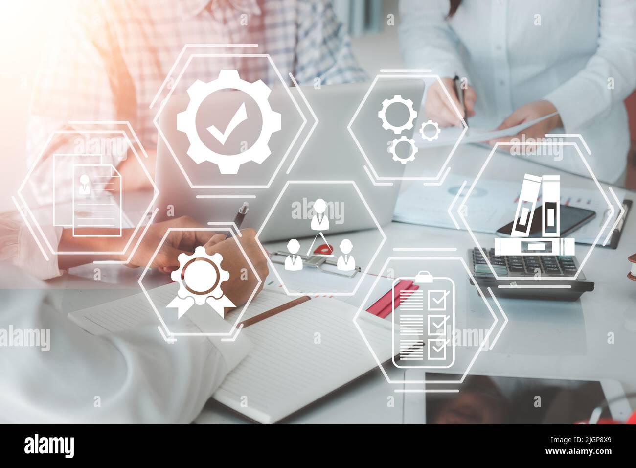 Qualitätsmanagement mit QA (Qualitätssicherung), QC (Kontrolle) und Verbesserung, Geschäftsteam diskutiert Daten mit Dokumentdaten mit VR-Bildschirm-Qualitätsmanagement Stockfoto