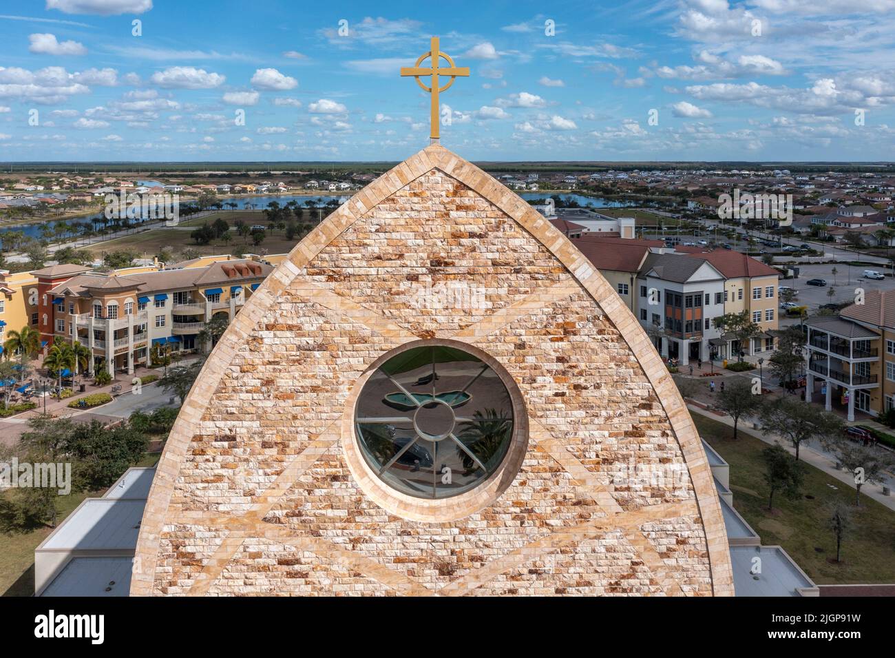 Luftaufnahme der Kathedrale und des Innenstadtbereichs in der Ave Maria Florida in der Nähe von Naples in den Everglades von Collier County. Catholic Domino's Pizza Stockfoto