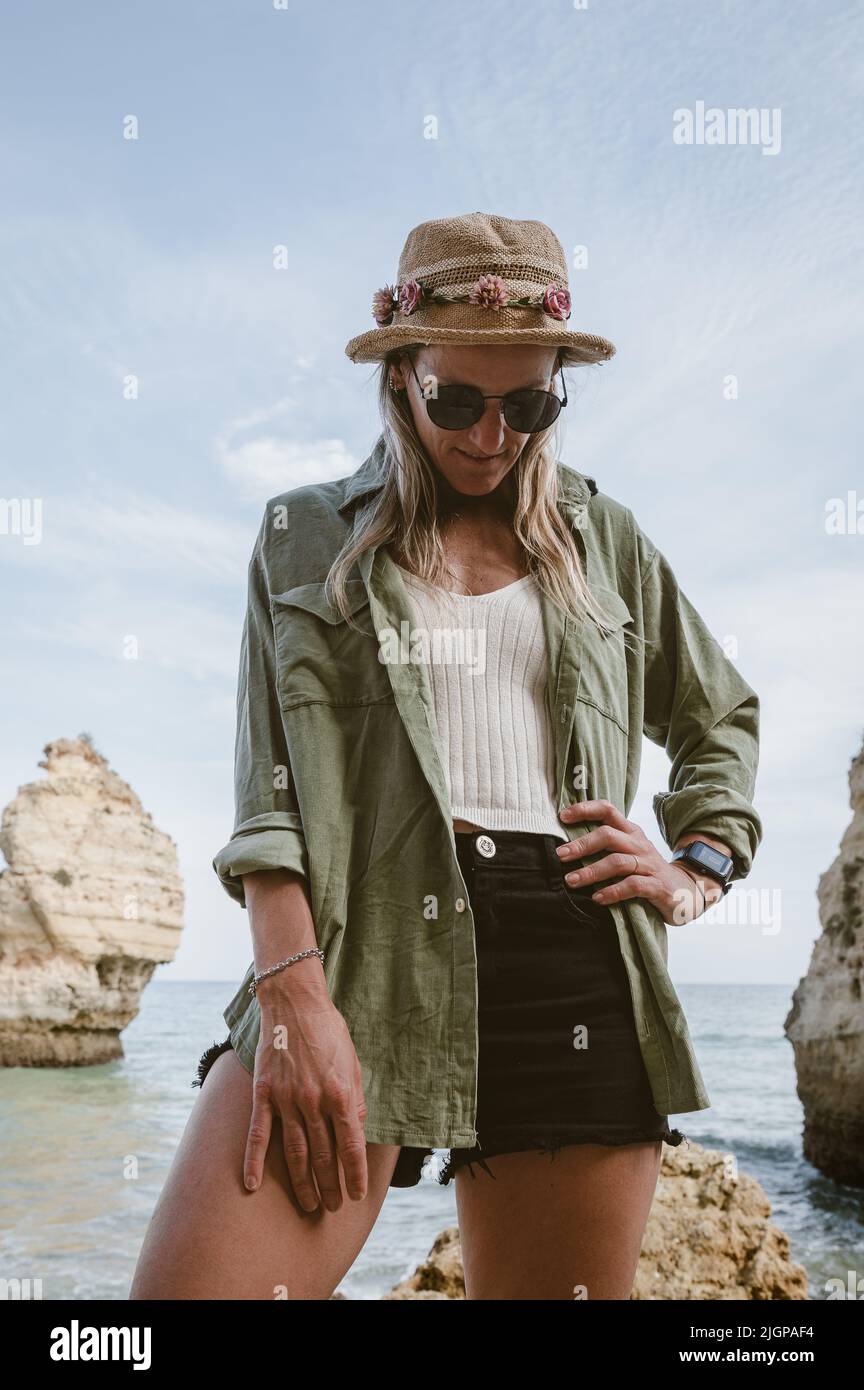 Frau im schönen Praia da Mesquita an der Algarve in Portugal. Stockfoto